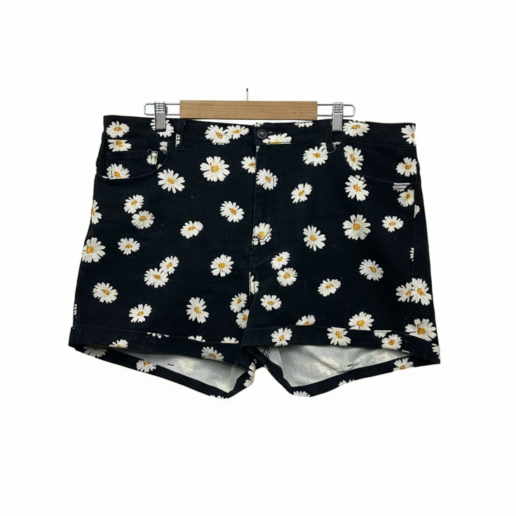 Forever 21+ black daisy print shorts size 18