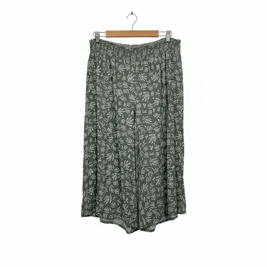 Patterned shorts with white background