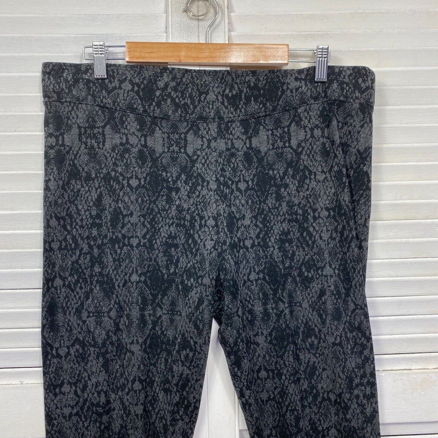 Sussan Pants Size XL Grey Snakeskin Print Straight Leg Pull On Pockets Office