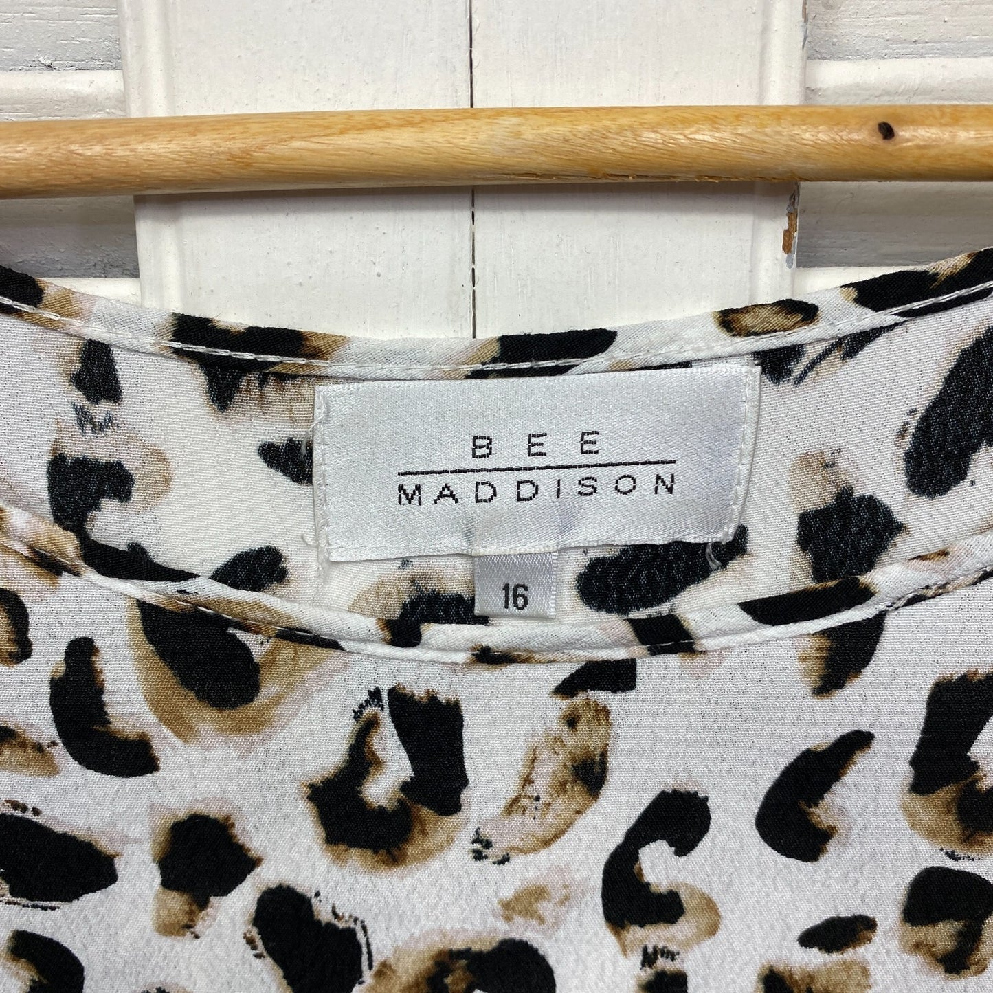 Bee Madison Kaftan Top Size 16 Plus White Short Sleeve Animal Print Viscose