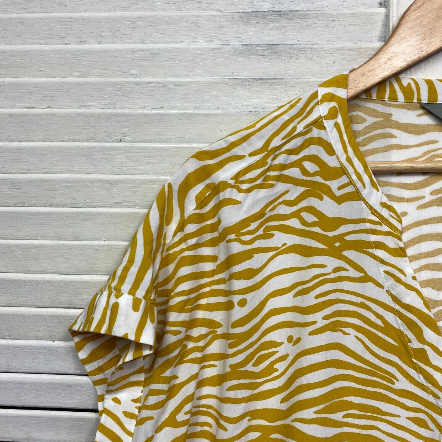 Suzanne Grae Top Size 14 White Mustard Zebra Short Sleeve Preloved