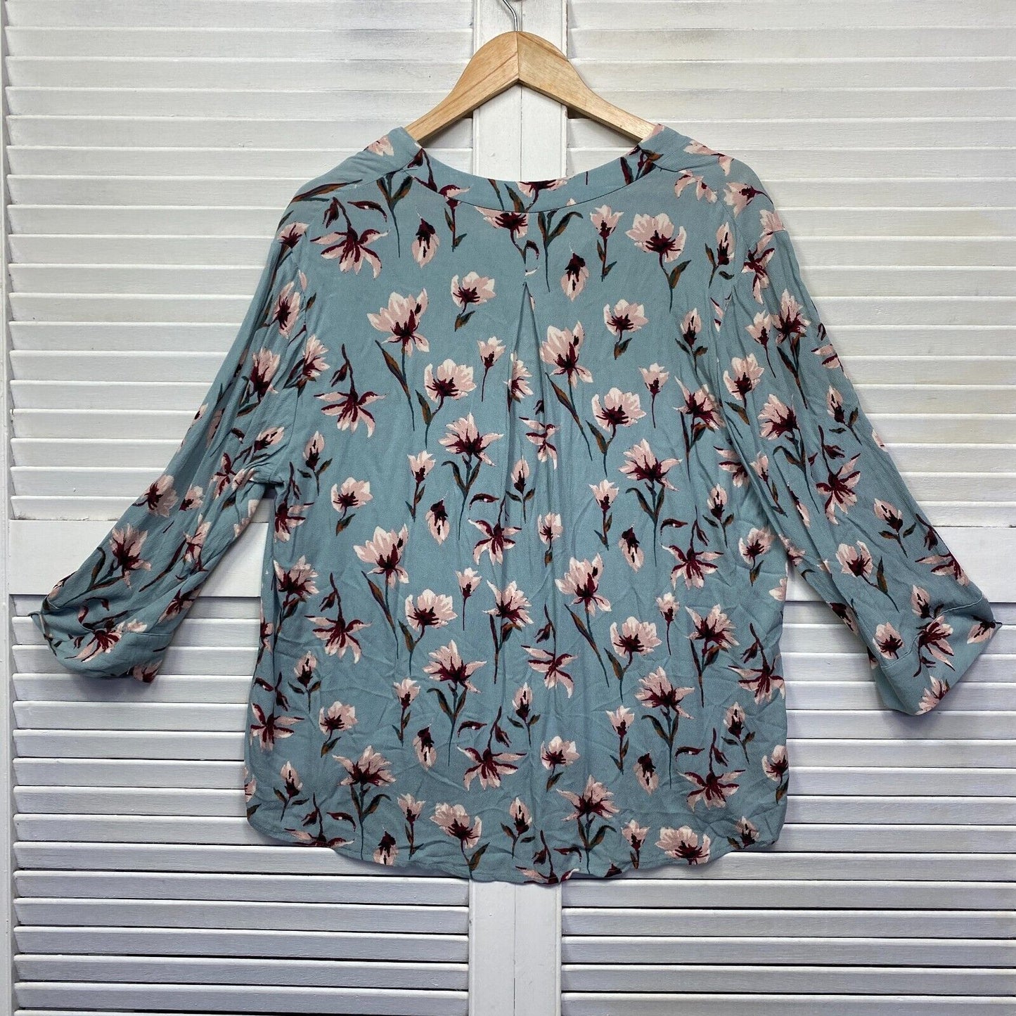 Regatta Top Size 16 Petites Blue Floral Long Sleeve V Neck