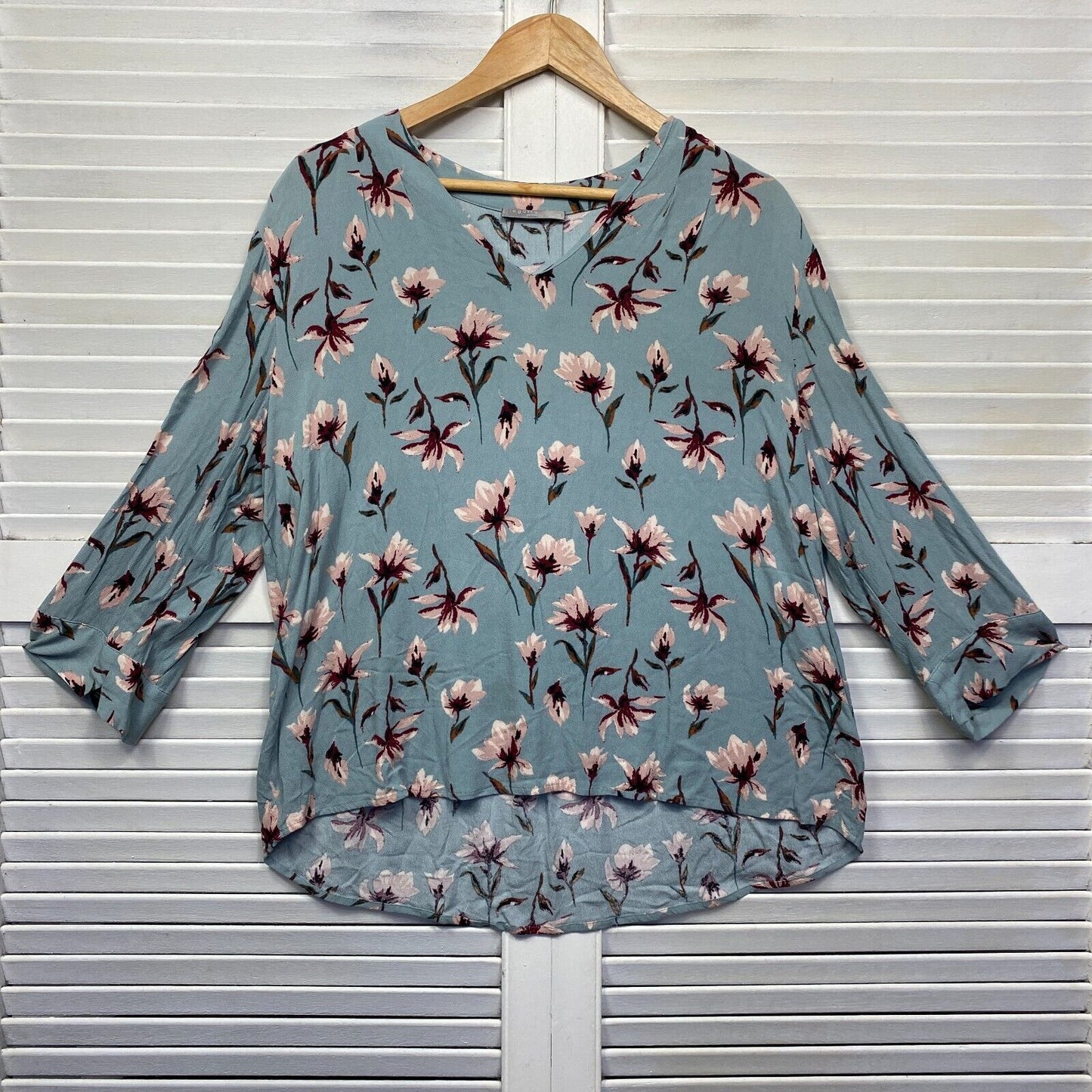 Regatta Top Size 16 Petites Blue Floral Long Sleeve V Neck