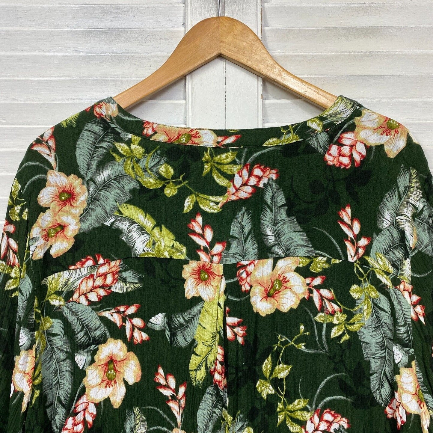 beme Top Size 20 Plus Green Long Sleeve V Neck Floral