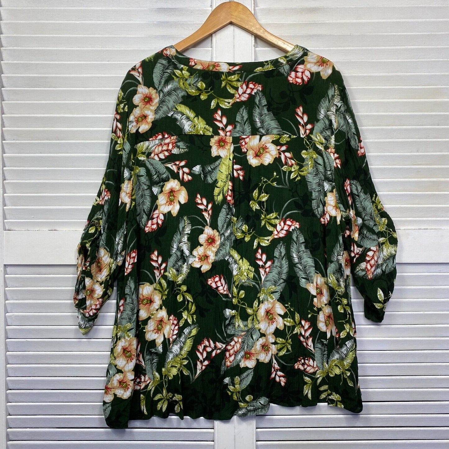 beme Top Size 20 Plus Green Long Sleeve V Neck Floral