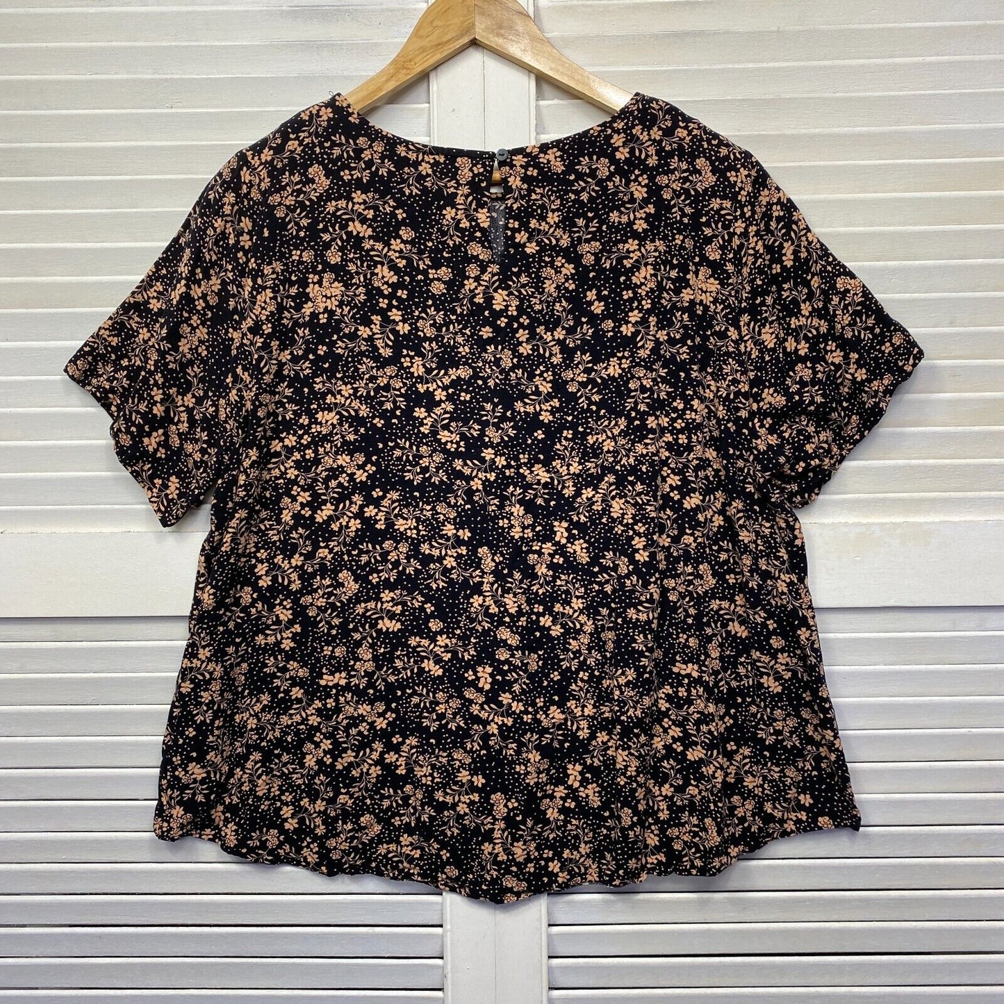 Target Top Size 20 Plus Black Floral Short Sleeve Viscose