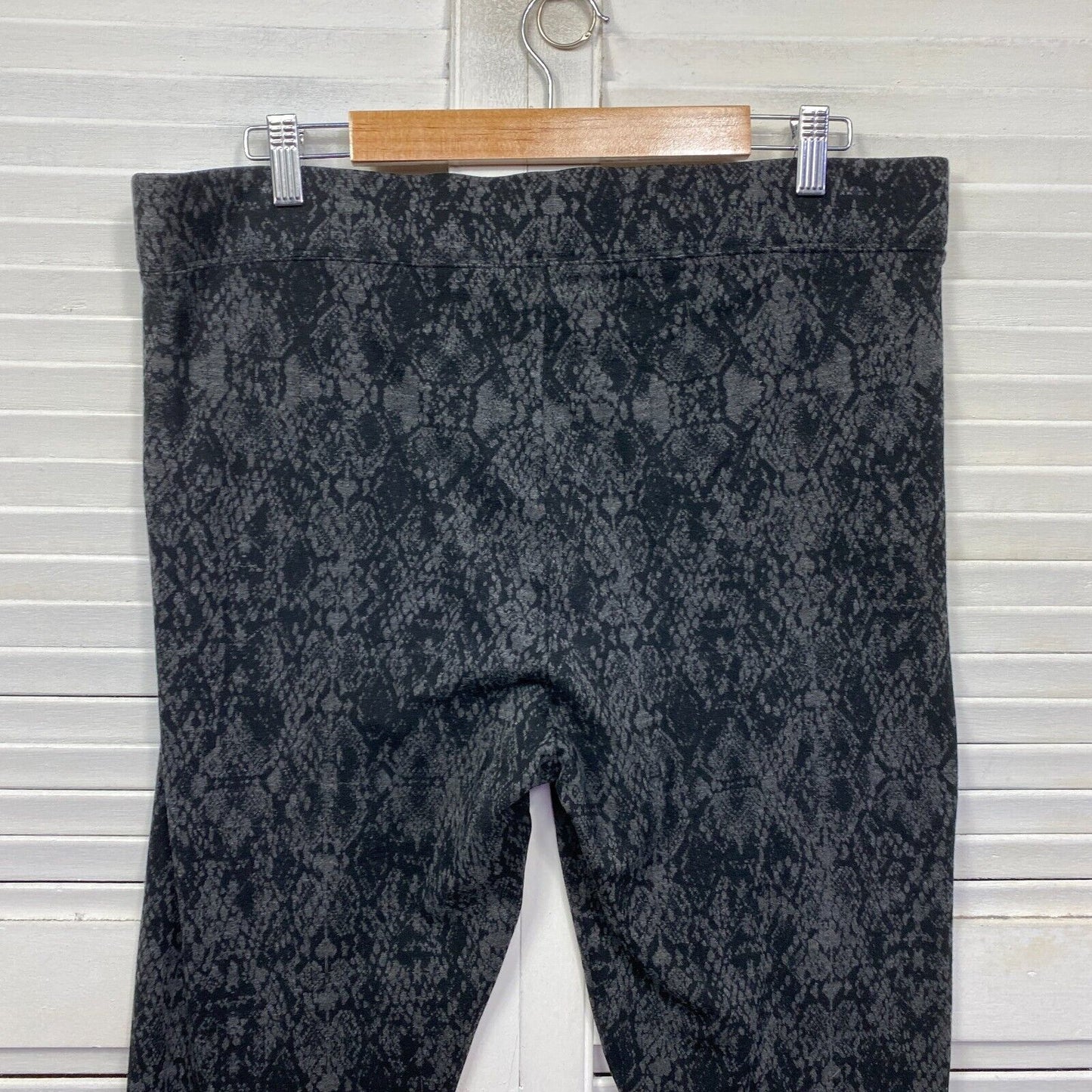 Sussan Pants Size XL Grey Snakeskin Print Straight Leg Pull On Pockets Office