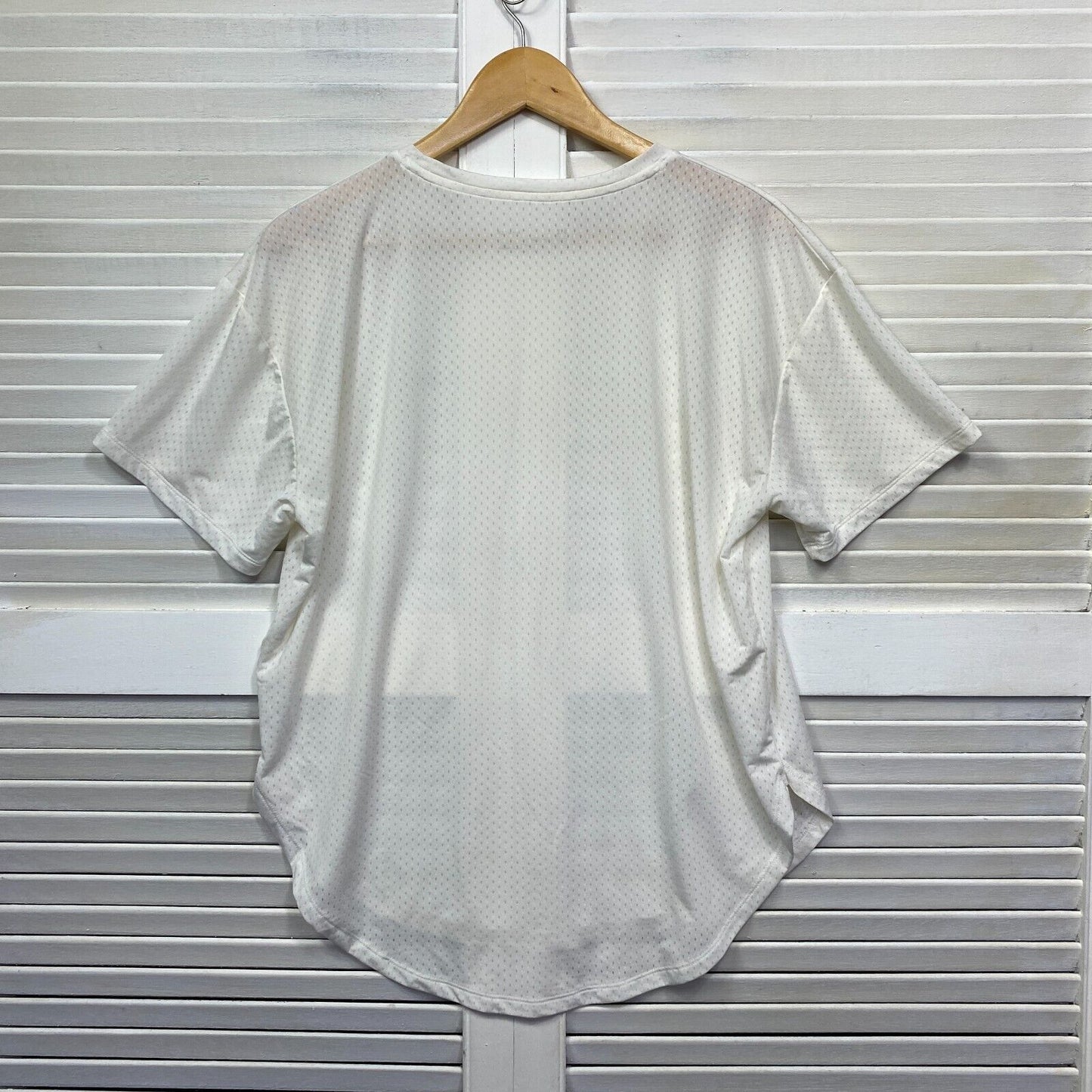 Under Armour Top Size Large Cream Sheer Short Sleeve Activewear