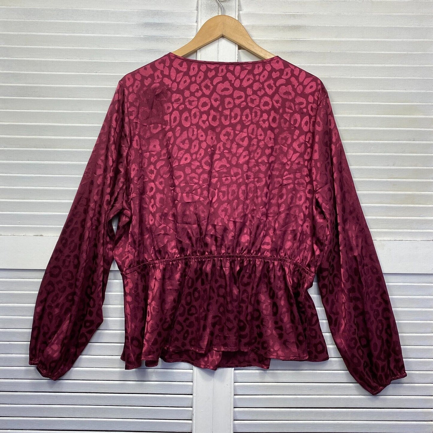 Atmos & Here Top Size 22 Long Sleeve Shiny Elastic Waist V Neck Maroon