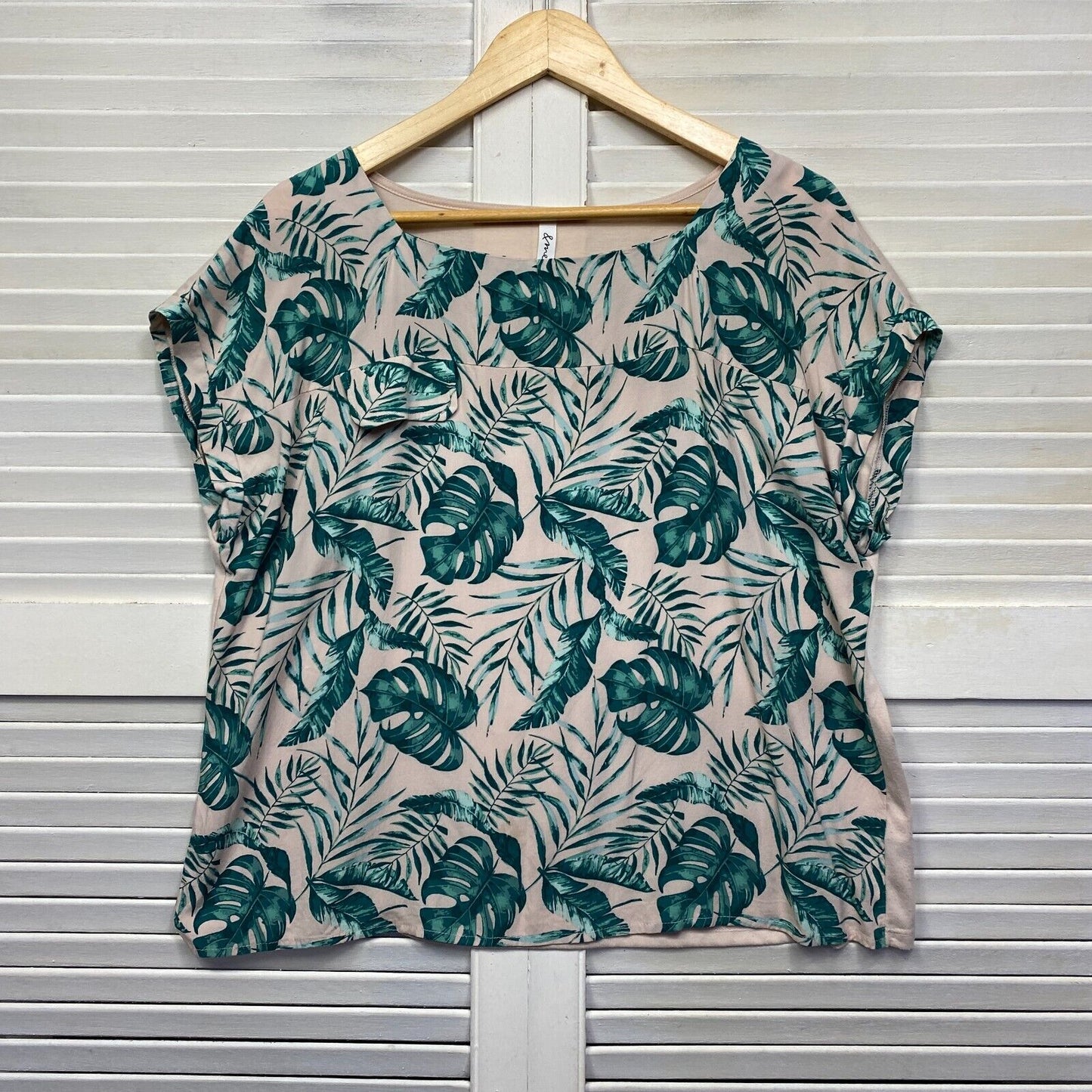 & Me Top Size XL Short Sleeve Green Beige Floral Leaf Lined