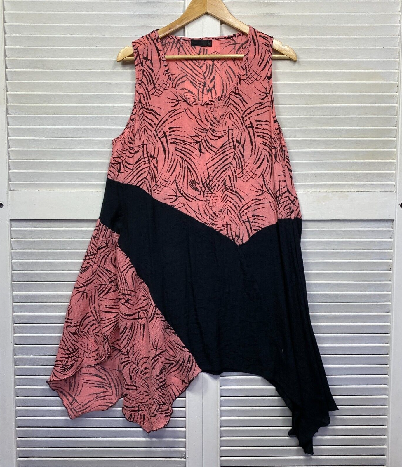 Quelque Top Size 14 Pink Black Sleeveless Tunic Asymmetric Hem Preloved