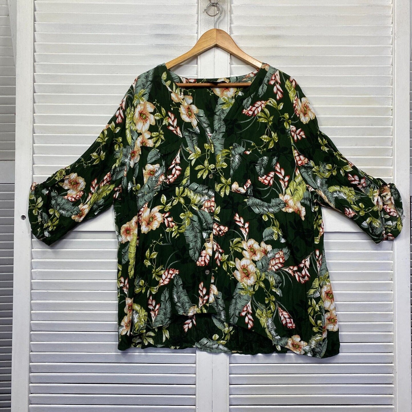 beme Top Size 20 Plus Green Long Sleeve V Neck Floral