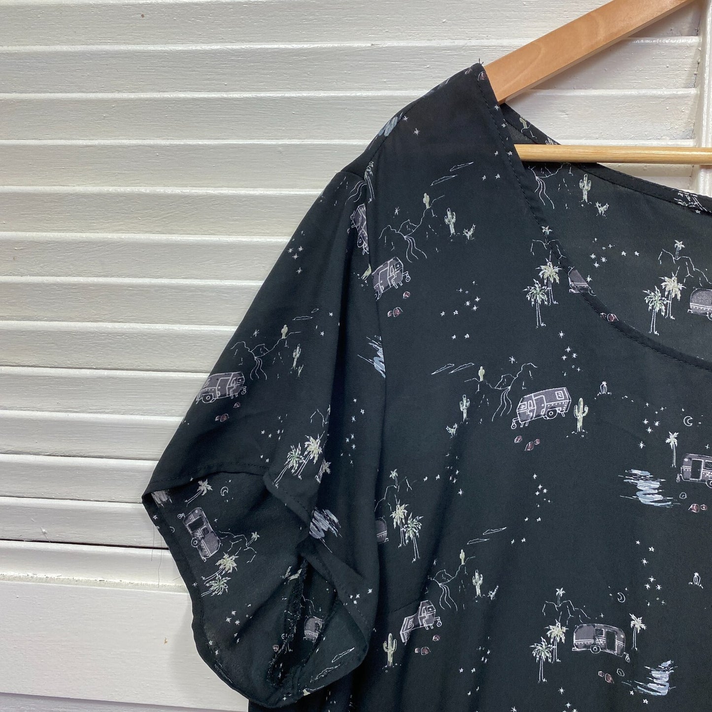 Torrid Top Size 3 20 22 Black Short Sleeve Caravan