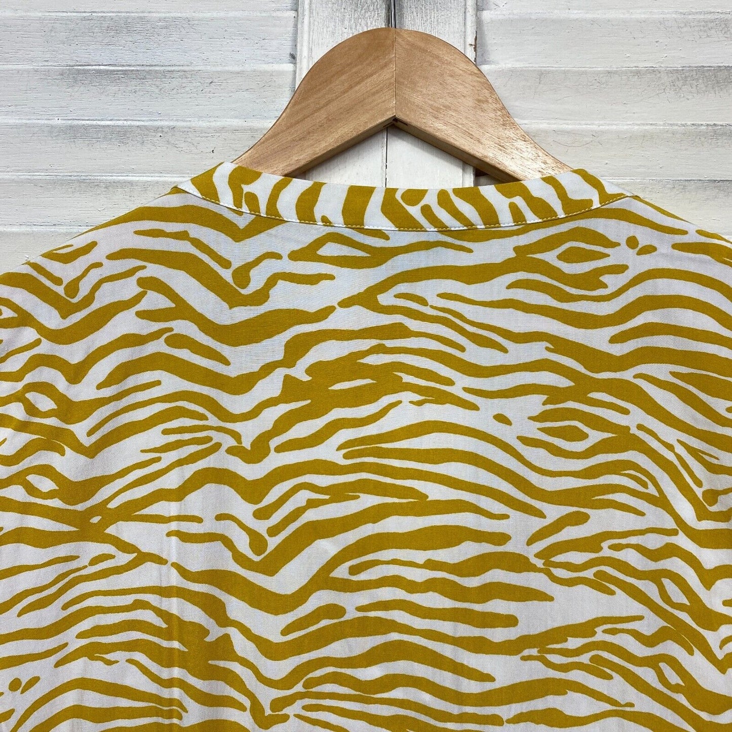 Suzanne Grae Top Size 14 White Mustard Zebra Short Sleeve Preloved