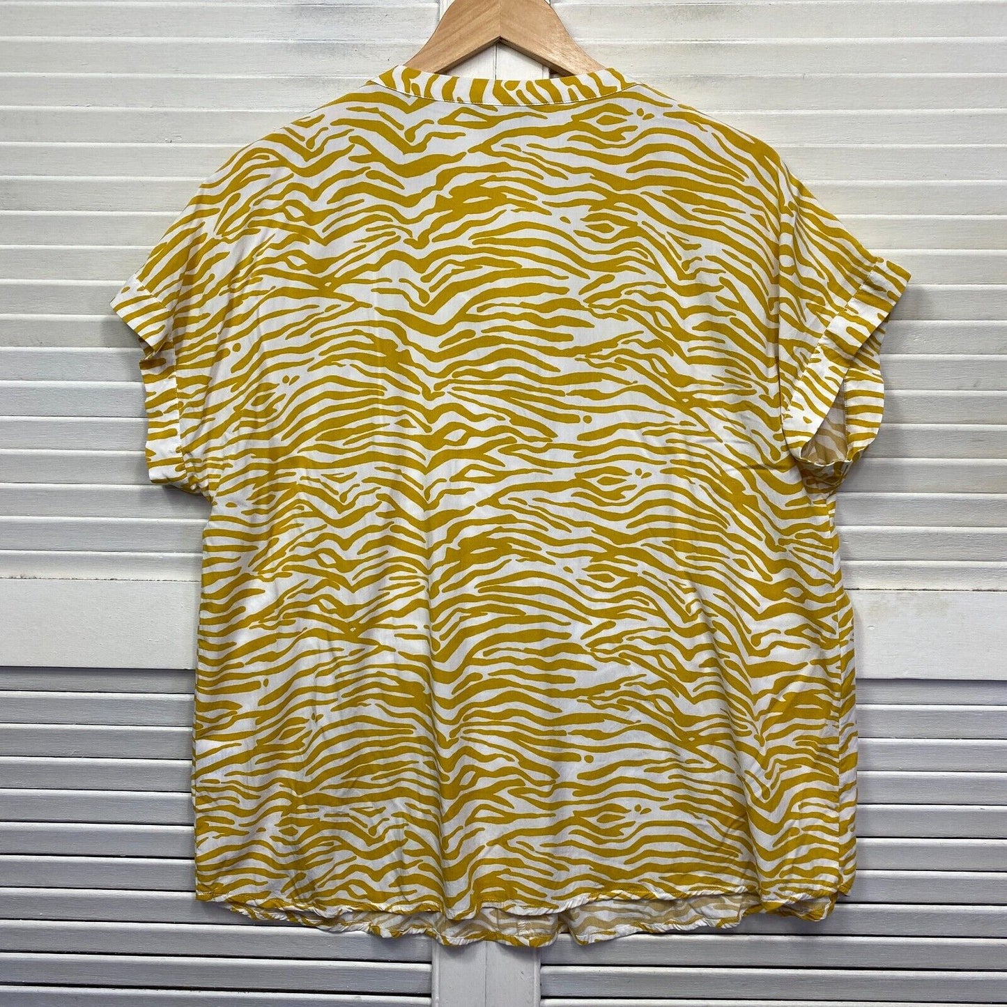 Suzanne Grae Top Size 14 White Mustard Zebra Short Sleeve Preloved