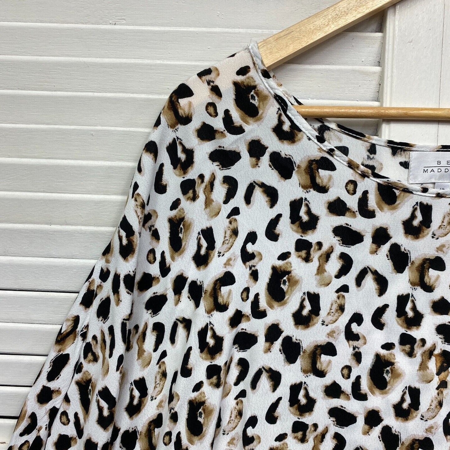 Bee Madison Kaftan Top Size 16 Plus White Short Sleeve Animal Print Viscose