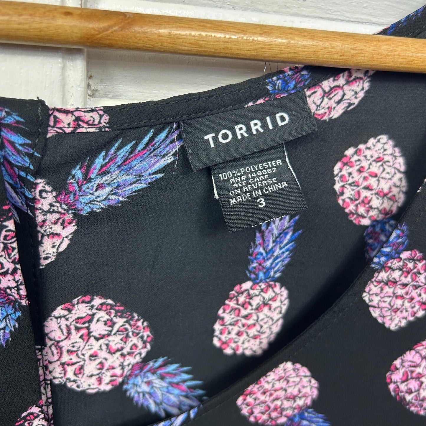 Torrid Top Size 3 20 22 Short Sleeve Black Pineapple