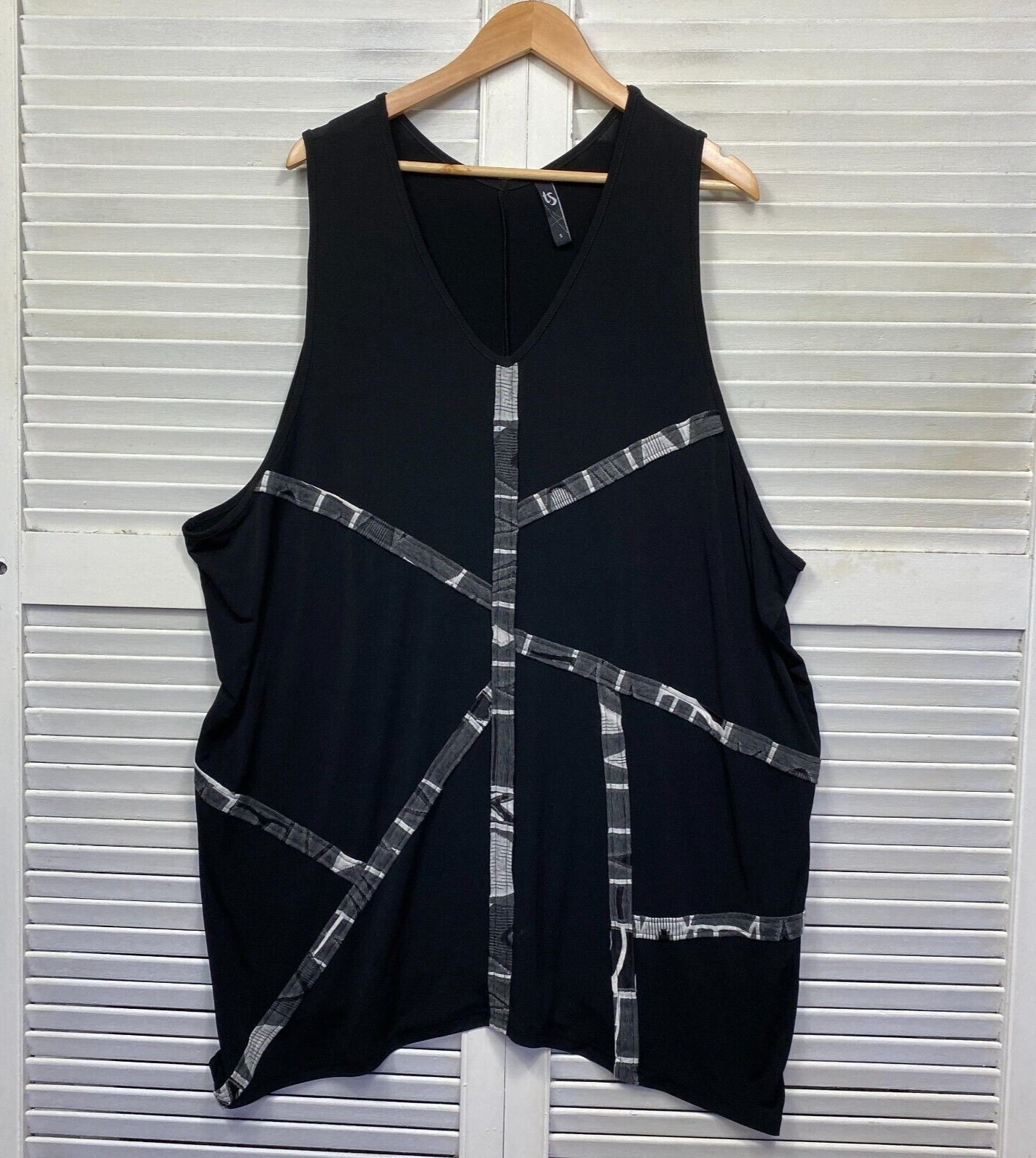 Taking Shape Top Size 16 Plus Small Sleeveless Black Tunic V Neck Preloved