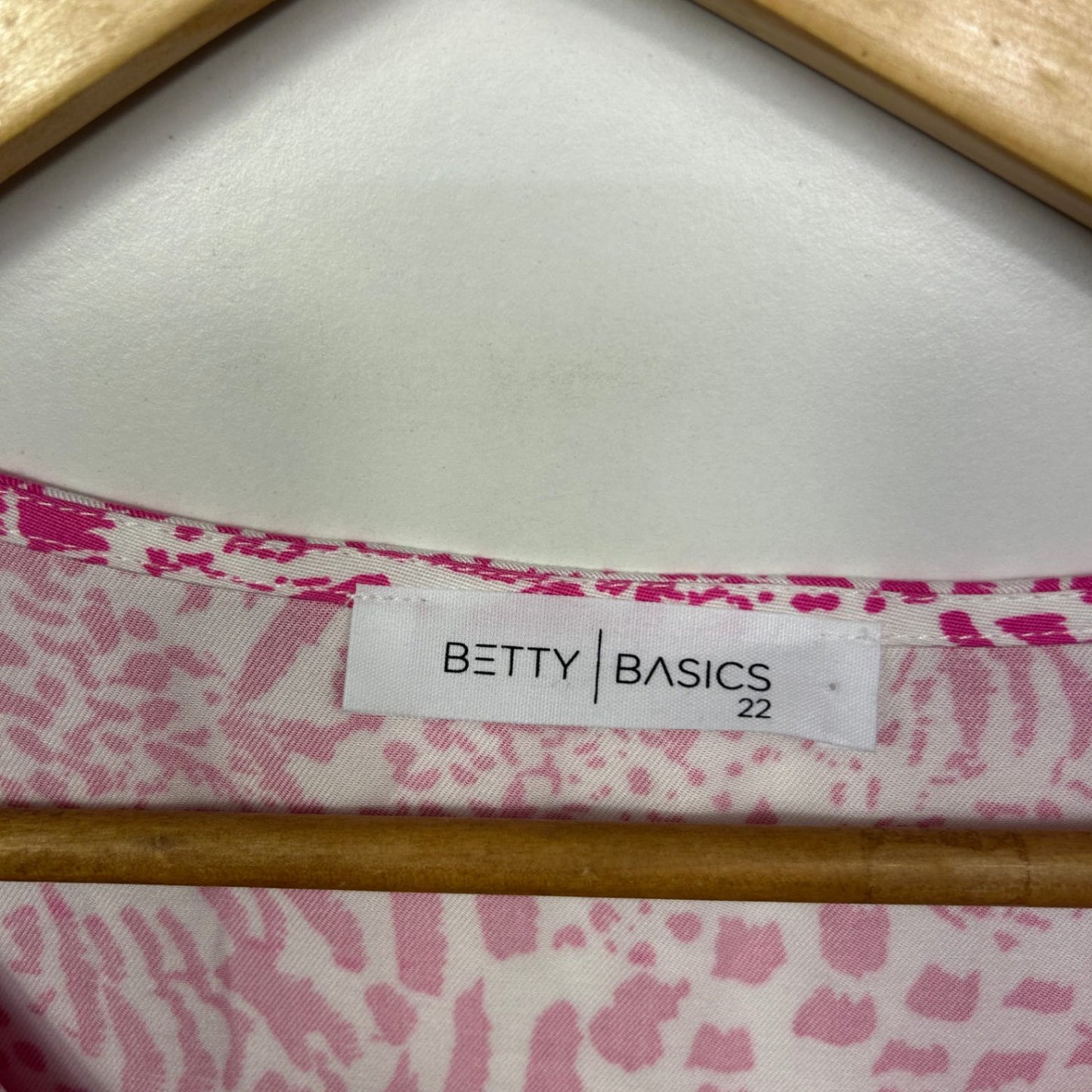 Betty Basics Top Size 22 Plus Pink White Short Sleeve Viscose