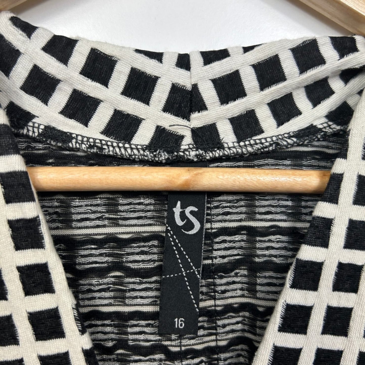 Taking Shape Tunic Top Size 16 Black Beige Check
