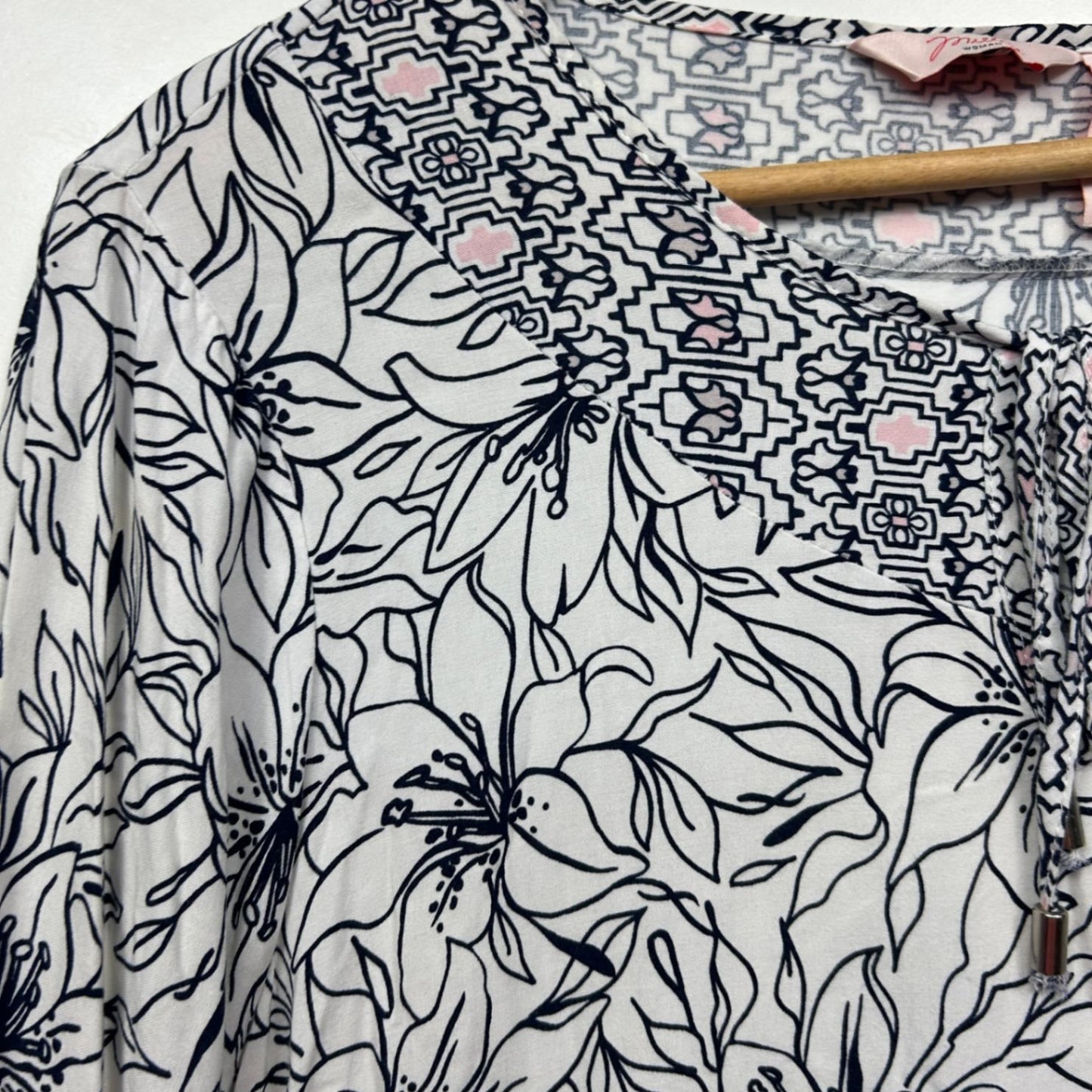 Millers Top Size 18 Black White Floral 3/4 Sleeve Viscose