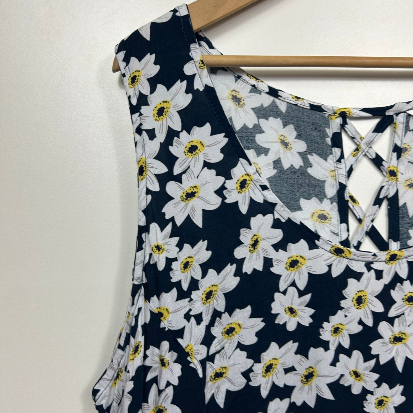 Isobelle Sleeveless Tunic Top Size 18 Black White Floral Daisies Viscose