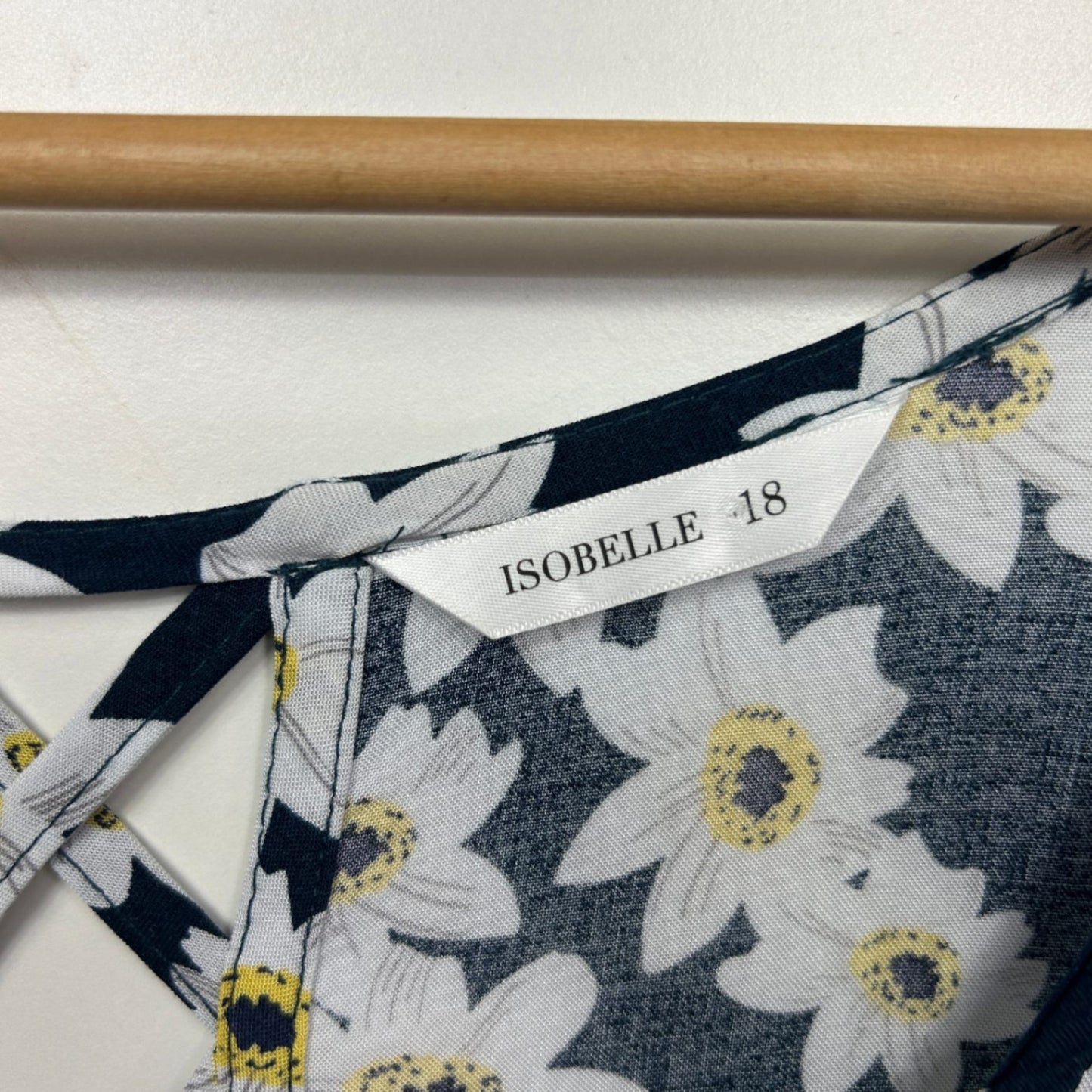 Isobelle Sleeveless Tunic Top Size 18 Black White Floral Daisies Viscose