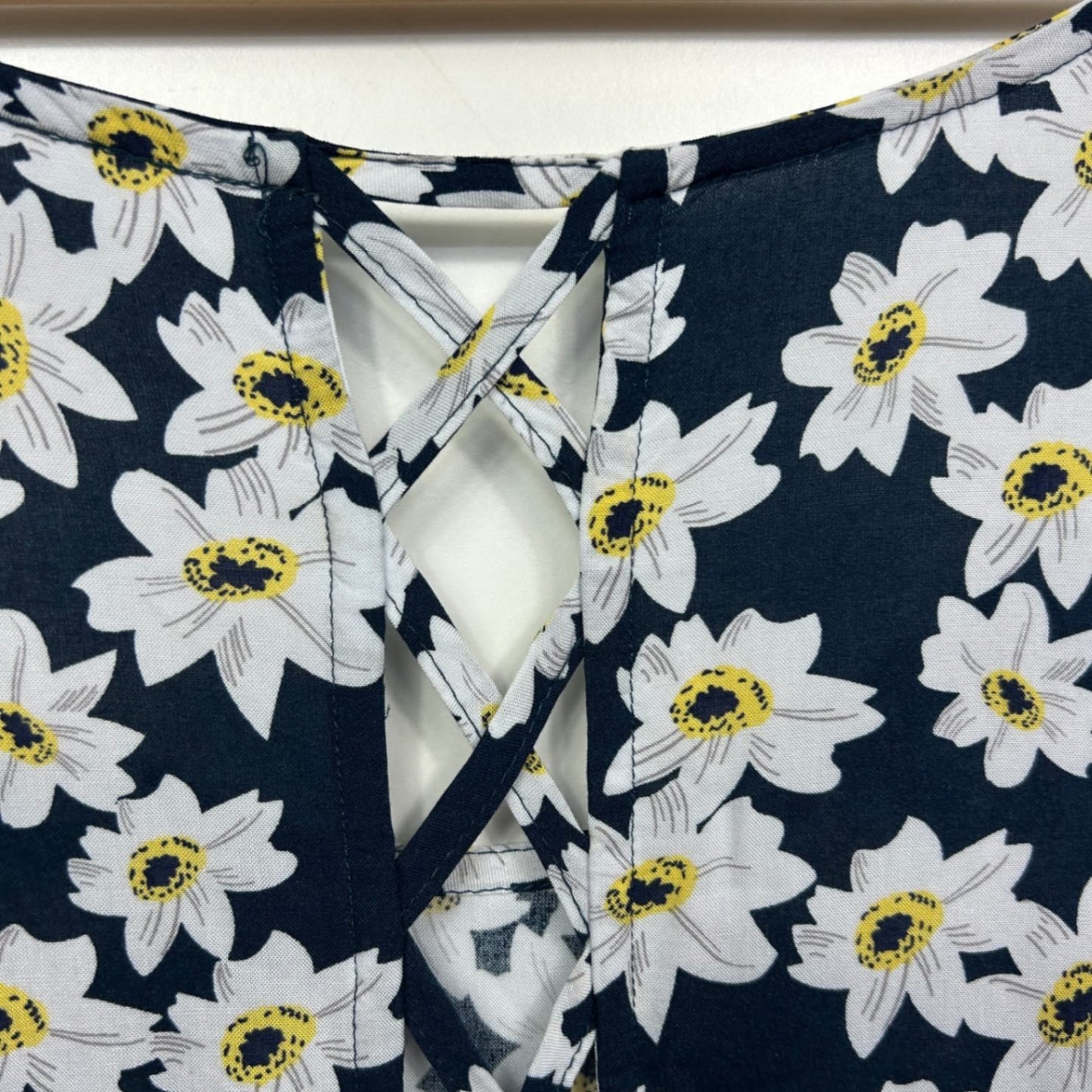 Isobelle Sleeveless Tunic Top Size 18 Black White Floral Daisies Viscose