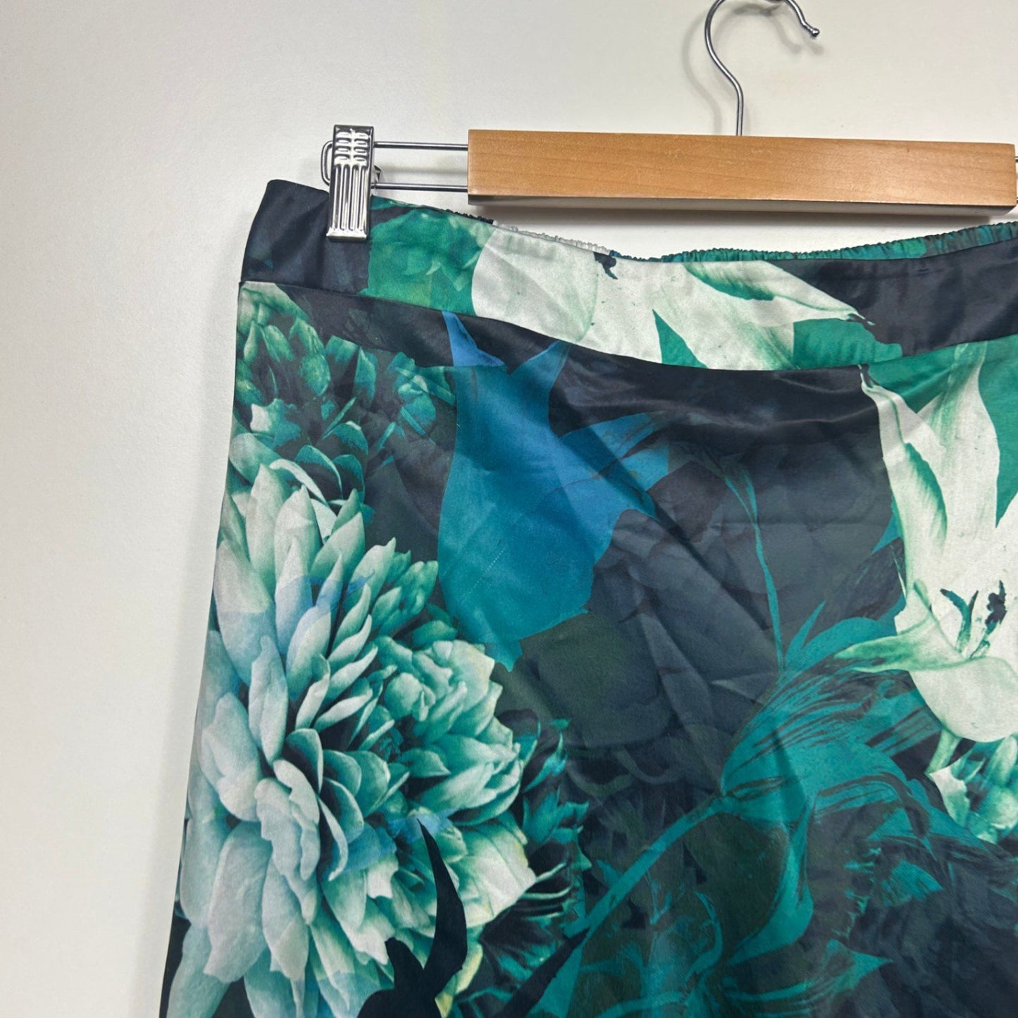 YOU+ALL Women's Green Floral Elastic Waist Skirt Size 16 Midi Length