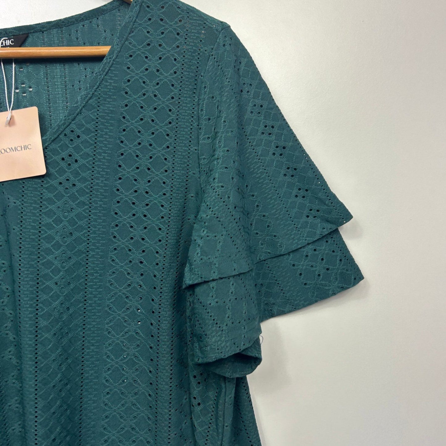 New BloomChic Green Embroidered Short Sleeve Top Size 18 20