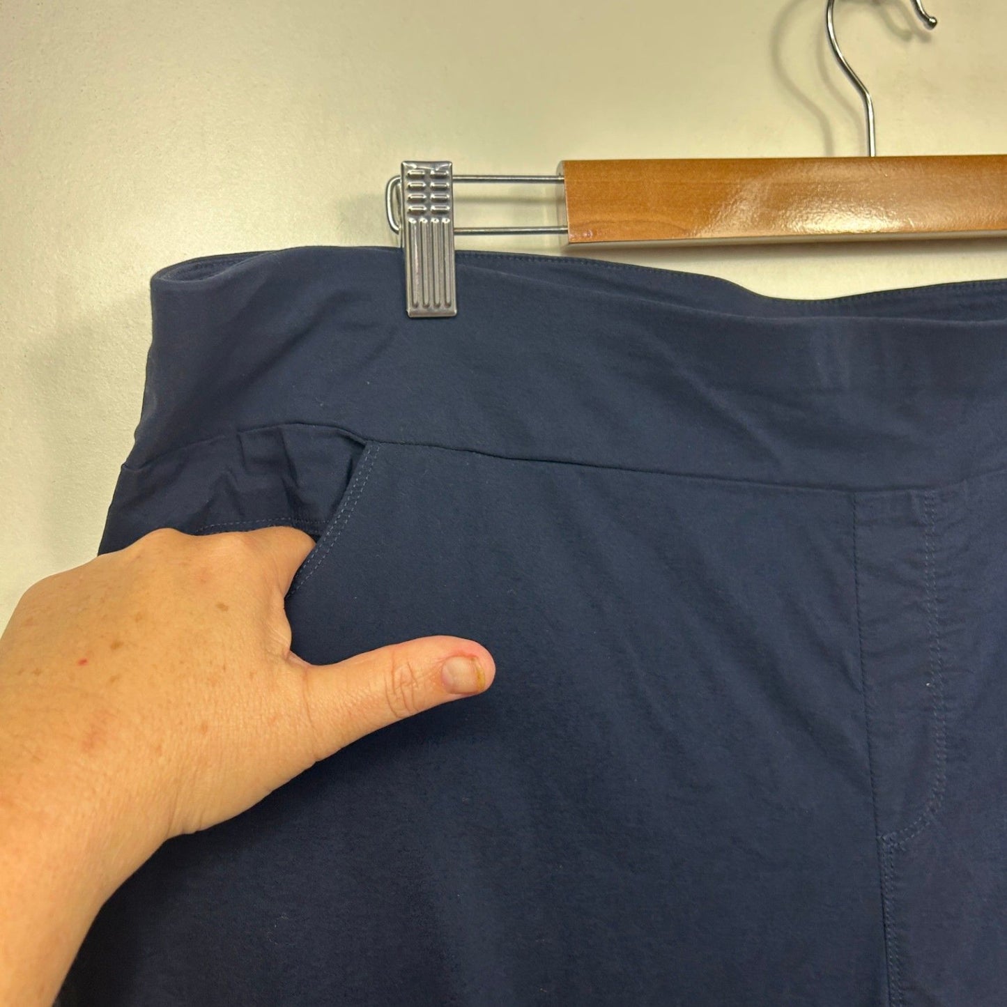 Taking Shape Pull On Cropped Pants Size 22 Navy