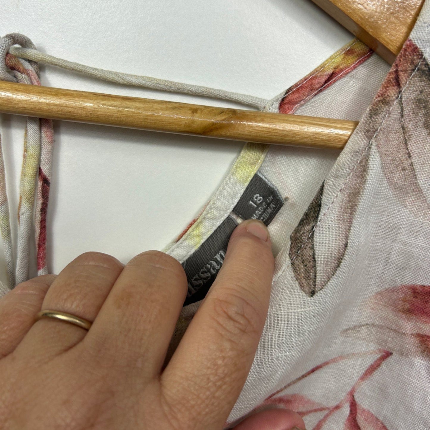 Sussan Linen Floral Short Sleeve Top Size 18 (Fault)