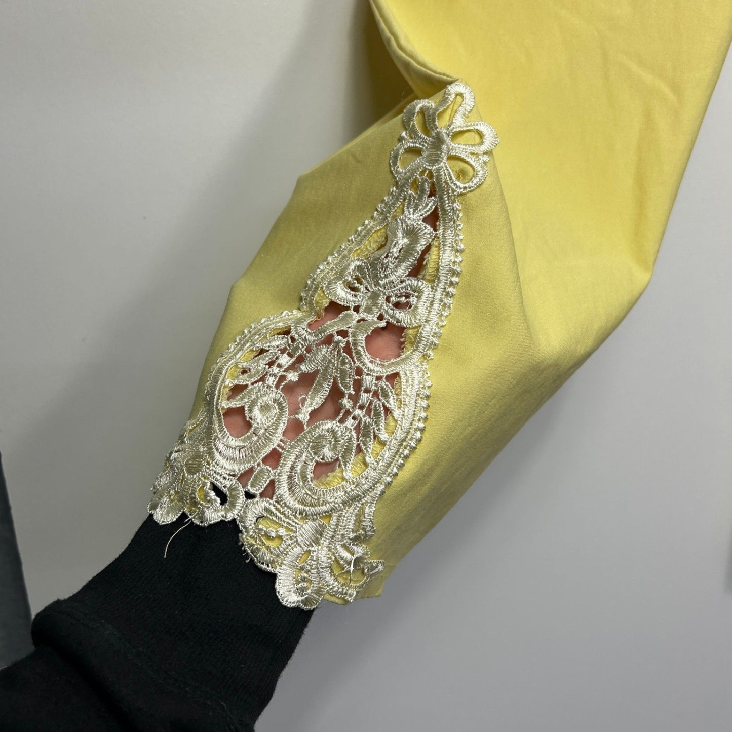 Quelque Womens Cropped Yellow Pants Embroidered Lace Hem Pull On Size 16