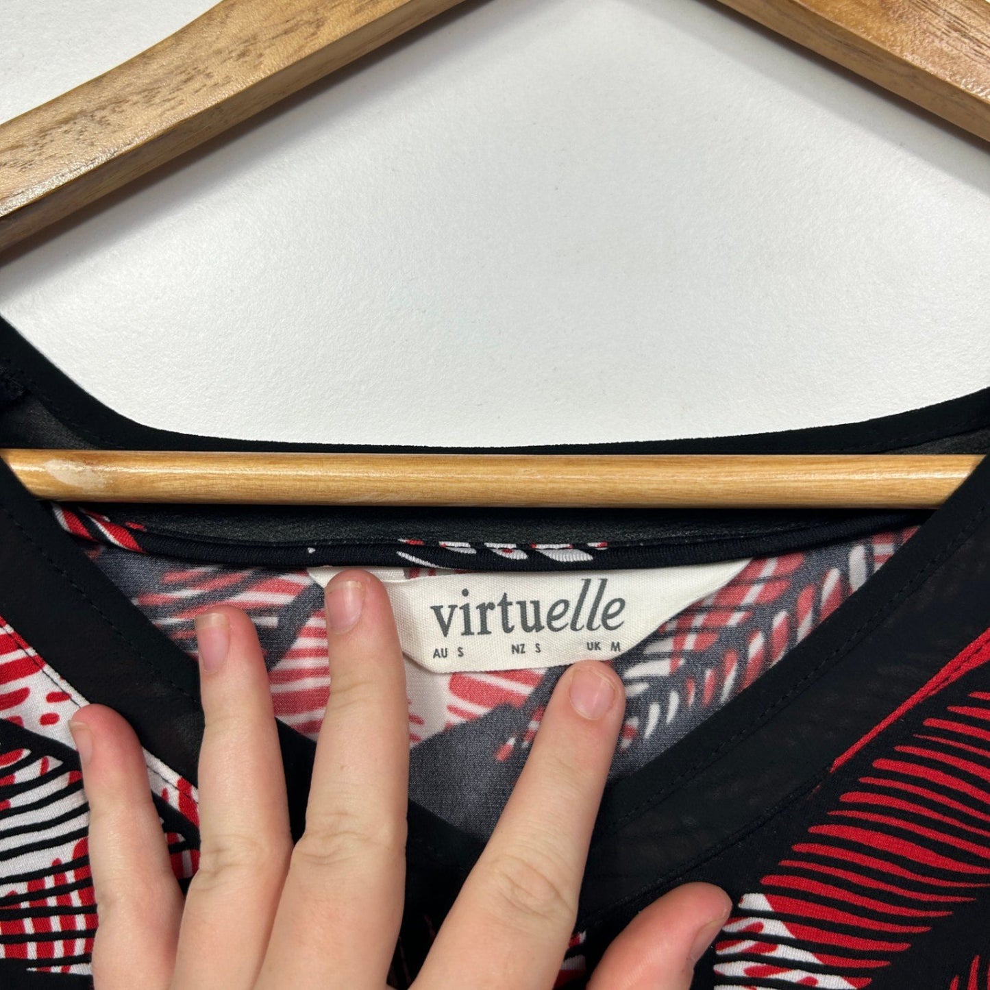 Virtuelle Red Black White Short Sleeve Floral Tunic Top Size 16 Plus Small