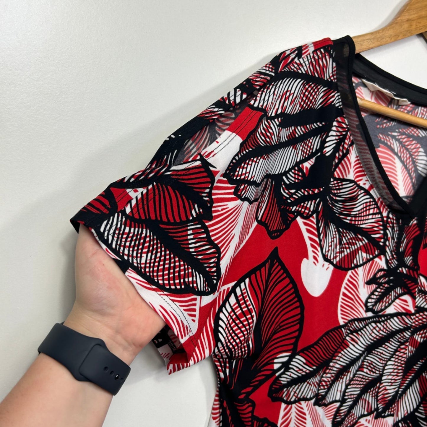 Virtuelle Red Black White Short Sleeve Floral Tunic Top Size 16 Plus Small