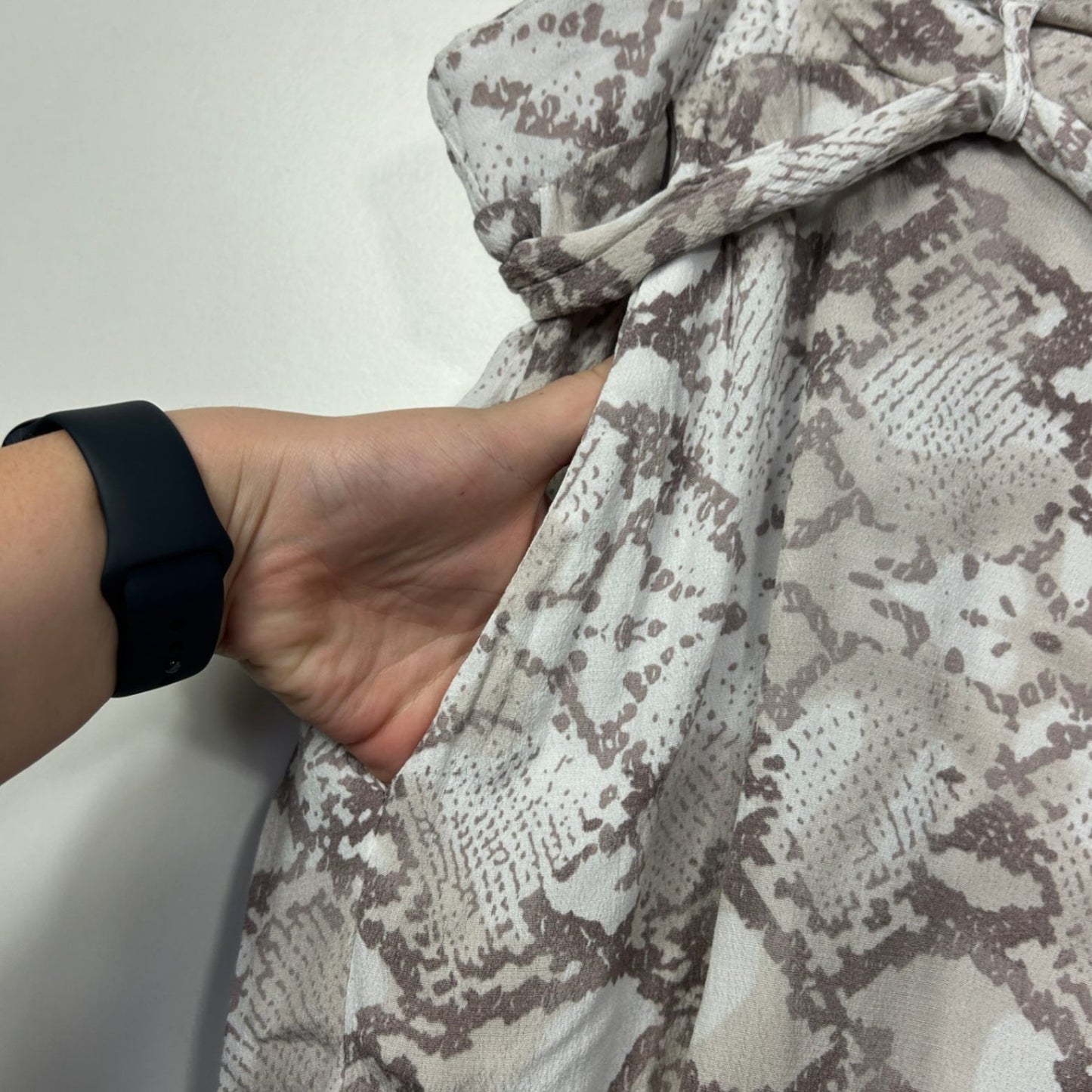 Autograph Pockets Snakeskin Print Wide Leg Cropped Pants Size 24