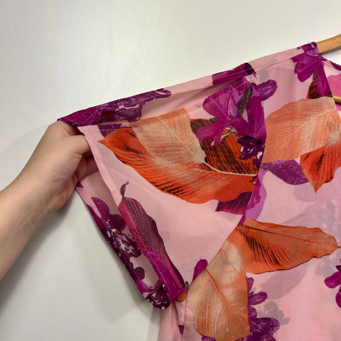 Millers Womens Pink Floral Short Sleeve V-neck Top Blouse Size 18