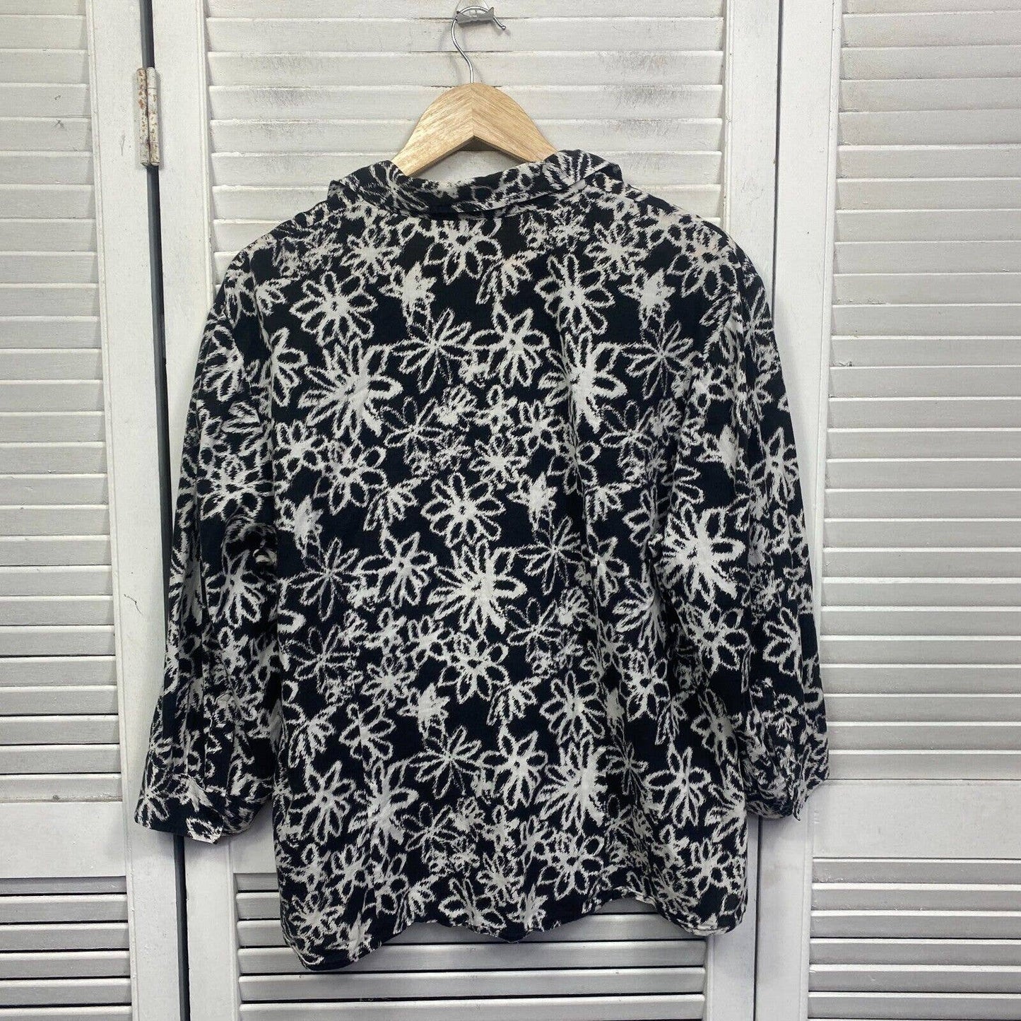 Nouvelle Womens Top 18 Plus Black Long Sleeve Button Up Collared Floral Print