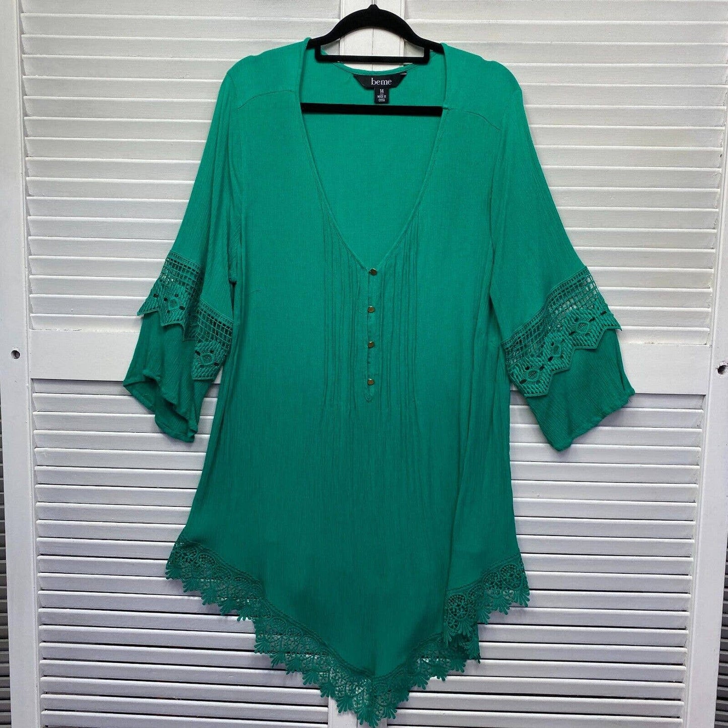 beme Top Size 14 Plus Size Green Long Sleeve Crochet Asymmetric Hem Preloved