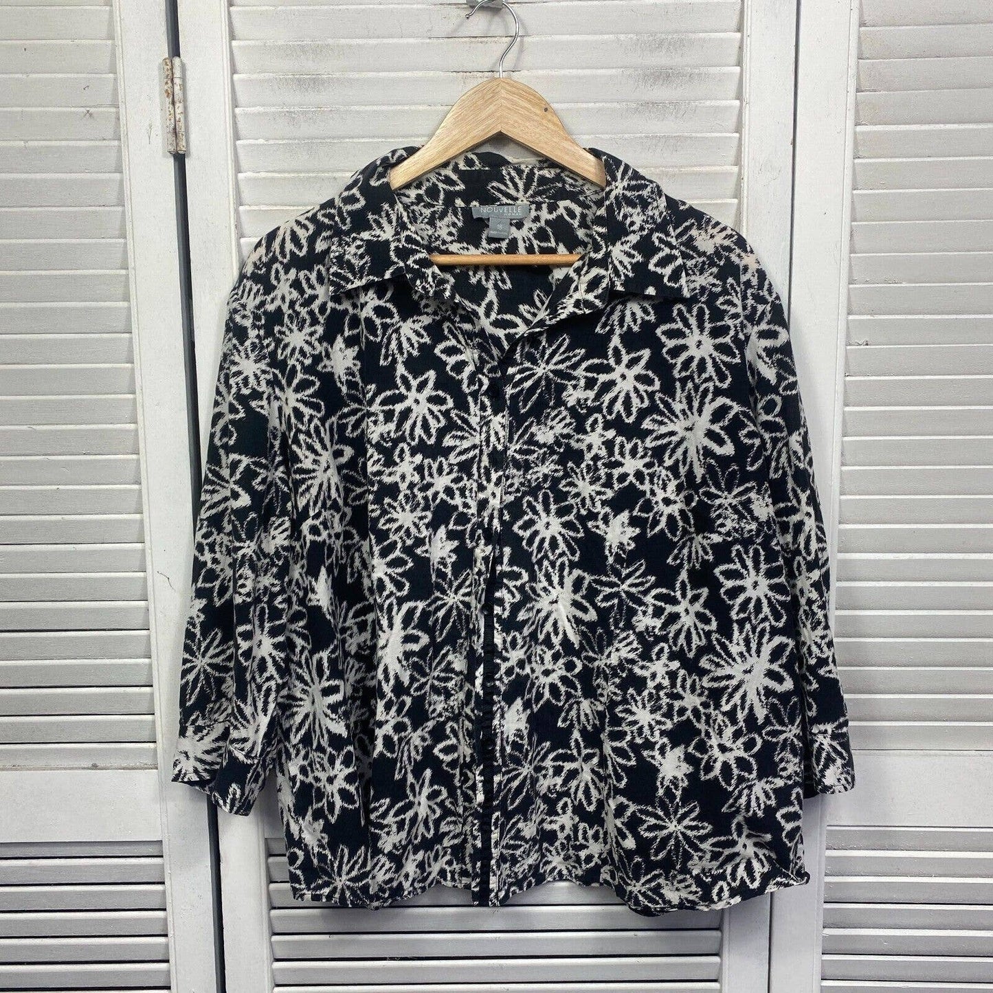 Nouvelle Womens Top 18 Plus Black Long Sleeve Button Up Collared Floral Print