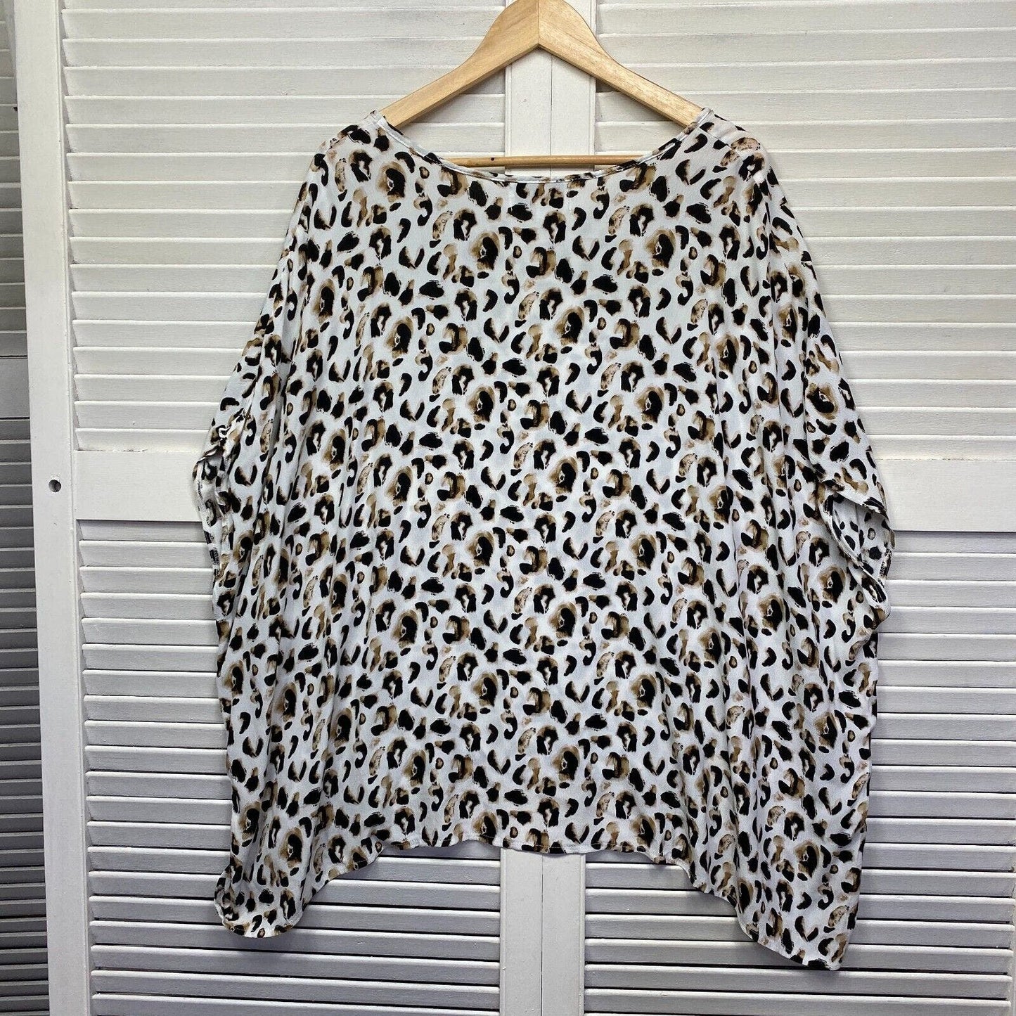 Bee Madison Kaftan Top Size 16 Plus White Short Sleeve Animal Print Viscose Preloved