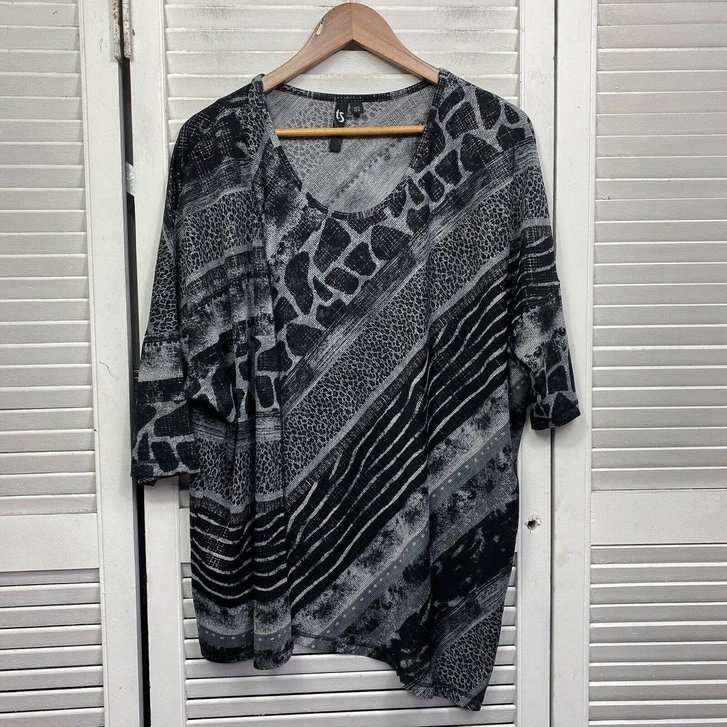 Taking Shape Tunic Top Womens Plus 16 Small Grey Abstract Print Short Sleeve