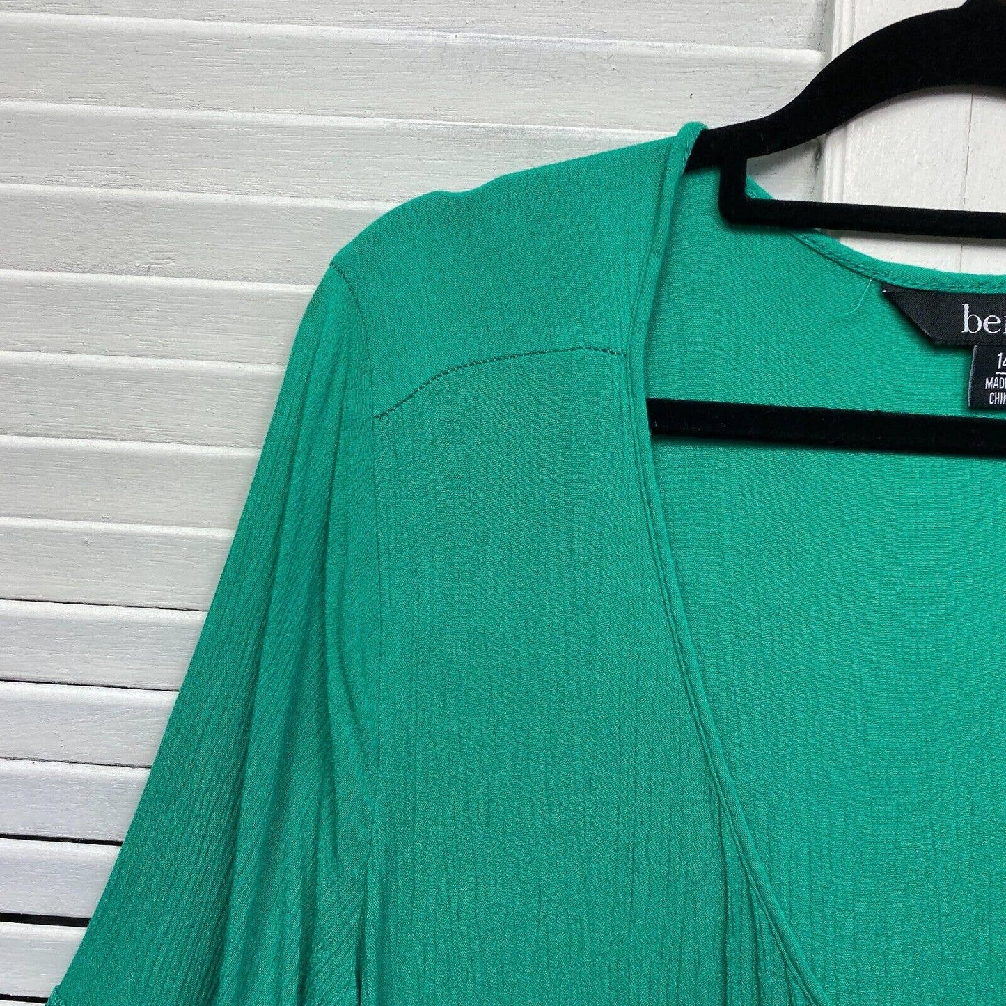 beme Top Size 14 Plus Size Green Long Sleeve Crochet Asymmetric Hem Preloved