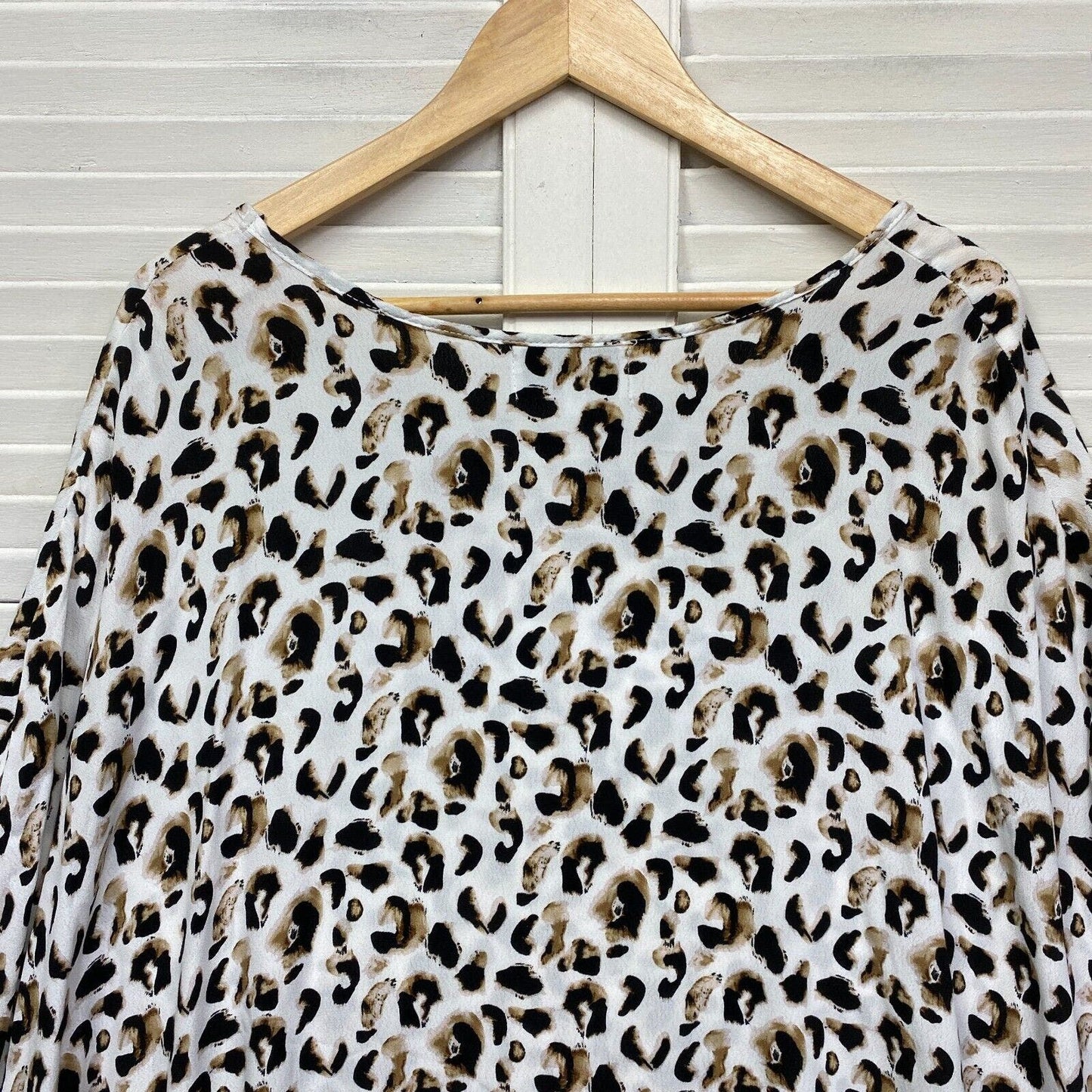 Bee Madison Kaftan Top Size 16 Plus White Short Sleeve Animal Print Viscose Preloved